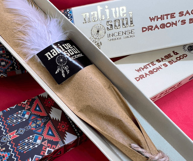 Une boîte d’encens Sauge blanche & Sang de dragon 