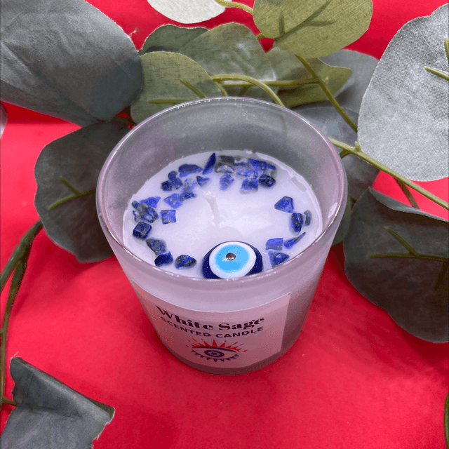 Bougie de protection à la sauge blanche et éclats de cristaux et œil qui voit tout