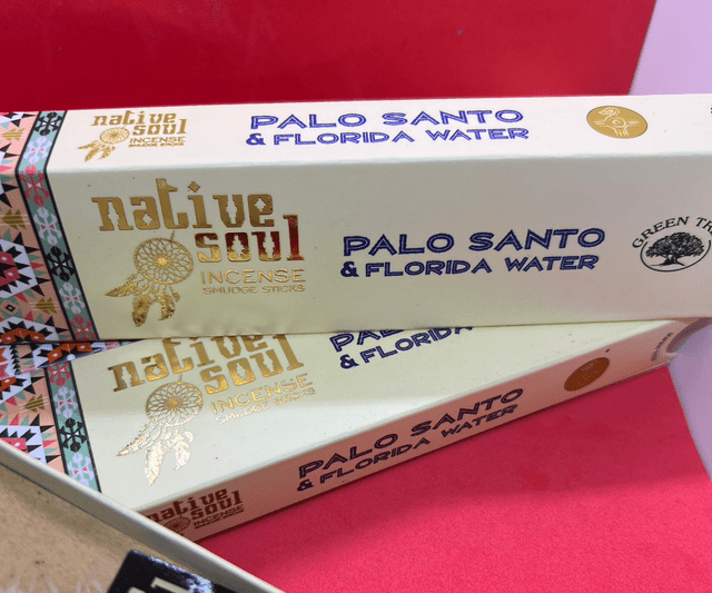 Une boîte d’encens Palo Santo & Eau de Floride