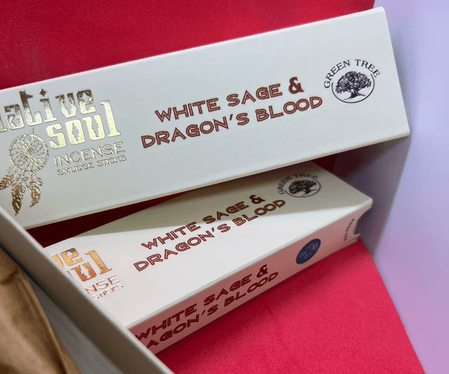Une boîte d’encens Sauge blanche &amp; Sang de dragon 